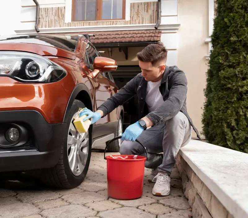 Lavage auto à domicile Aveize : professionnel intervenant sur un véhicule